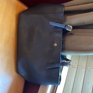 Tory Burch big, navy. Very good condition. No dust bag.